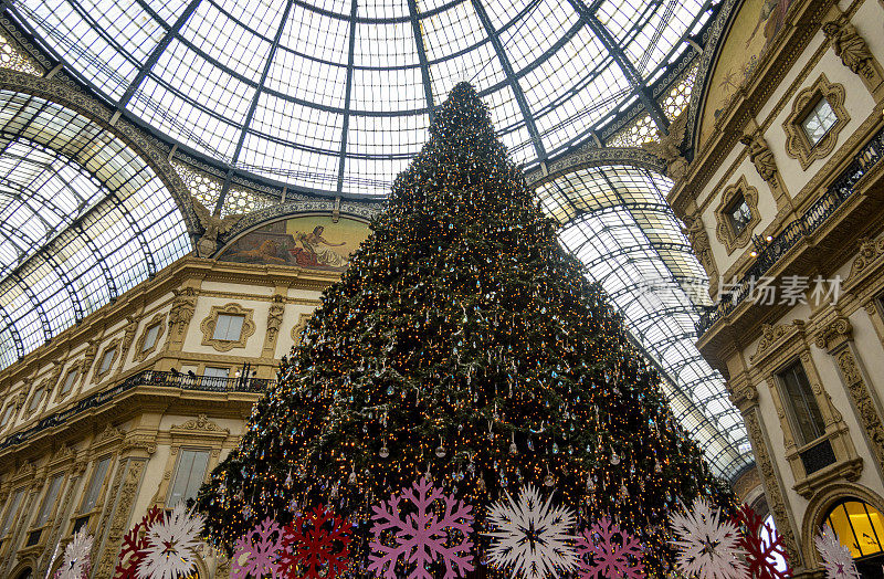 埃马努埃莱二世Galleria Vittorio Emanuele II和圣诞树